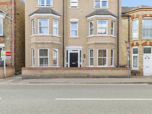 New Street, St. Neots, PE19 2 bed apartment to rent £1,050 pcm £242 pw