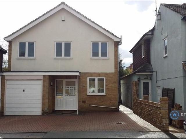 New Street, Staines Upon Thames, TW18 3 bed detached house to rent £2,700 pcm £623 pw