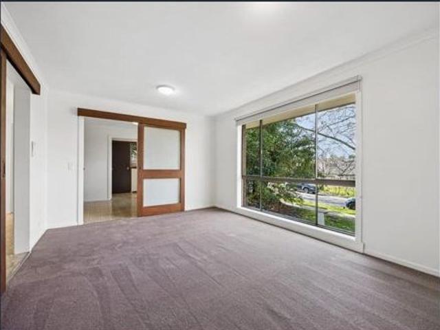 New paint, carpet & blinds