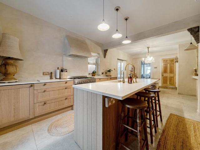 New Parade, West Sussex BN11 5 bed terraced house to rent £3,500 pcm £808 pw