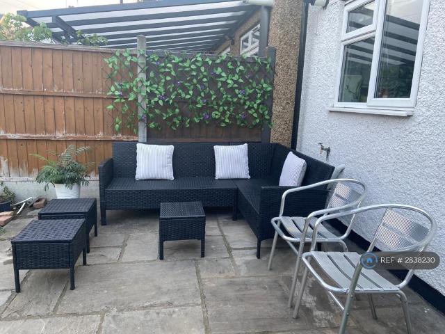 New Park Avenue, London, N13 4 bed terraced house to rent £2,800 pcm £646 pw