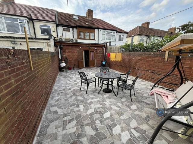 New Park Avenue, London, N13 1 bed in a house share to rent £800 pcm £185 pw