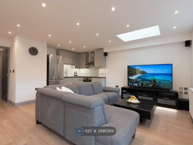 New Park Avenue, London N13, 3 bed flat to rent, £2,850 pcm | PrimeLocation