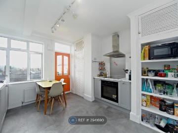 New Park Court, London SW2, 3 bed flat to rent, £2,750 pcm | PrimeLocation