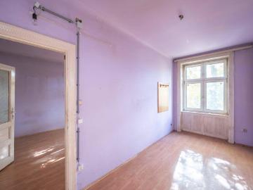 NEW+ Period apartment with potential – 2 rooms in need of renovation