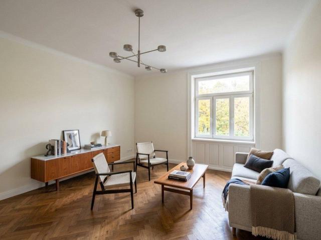 NEW+ Period apartment with potential – 2 rooms requiring renovation
