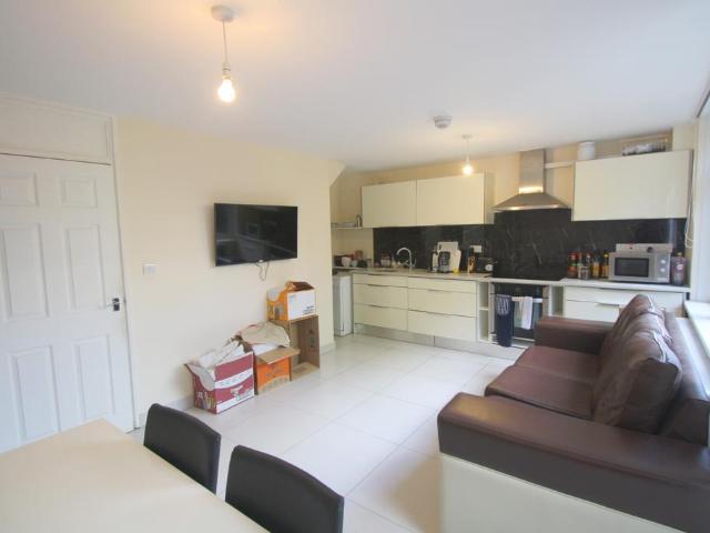 New Place Square SE16 4 bed flat to rent £3,600 pcm £831 pw