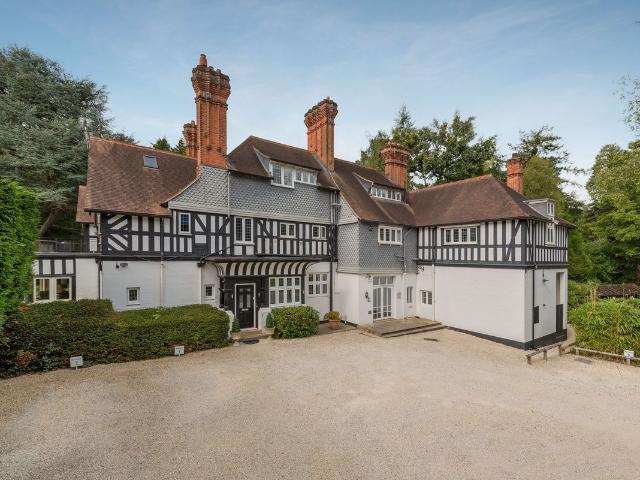 New Place, Sunningdale SL5, 2 bed flat to rent, £2,000 pcm | PrimeLocation