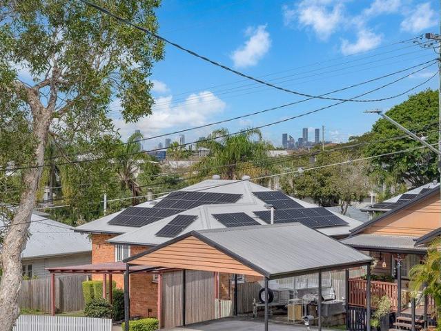 NEW PRICE! CITY VIEWS SPACIOUS POST WAR CHARM!