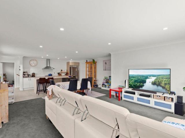 NEW PRICE: Modern Luxury in Jindabyne: 3 Bedroom Home with Spacious Rooms and Natural Light!