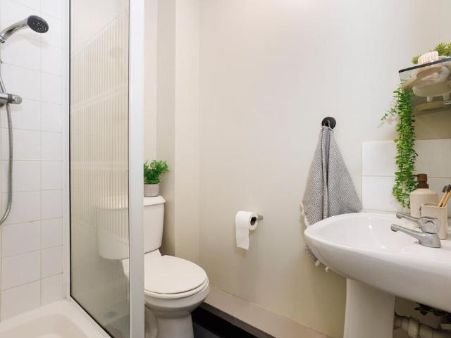 New Road 1 bed private hall to rent £645 pcm £149 pw