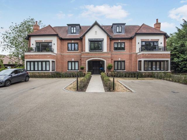 New Road, Welwyn, Hertfordshire, AL6 2 bed flat to rent £2,800 pcm £646 pw