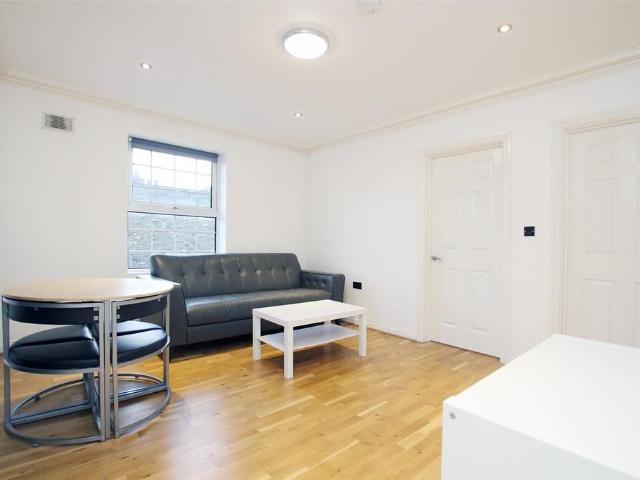New Road, Whitechapel, London 2 bed flat to rent £2,650 pcm £612 pw