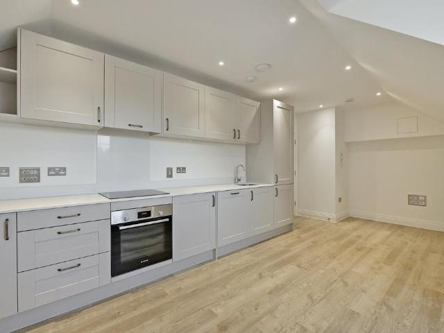 New Road, Ascot, Berkshire, SL5 1 bed apartment to rent £1,600 pcm £369 pw