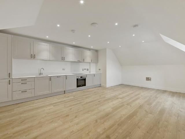New Road, Ascot, Berkshire, SL5 1 bed apartment to rent £1,800 pcm £415 pw
