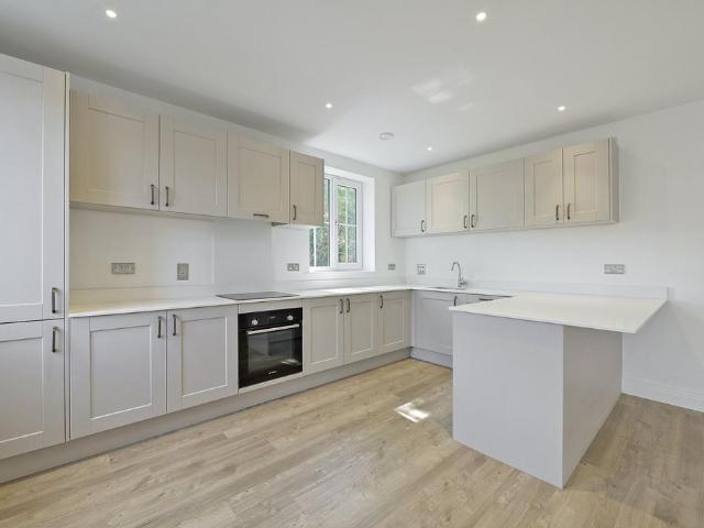 New Road, Ascot, Berkshire, SL5 2 bed apartment to rent £1,900 pcm £438 pw