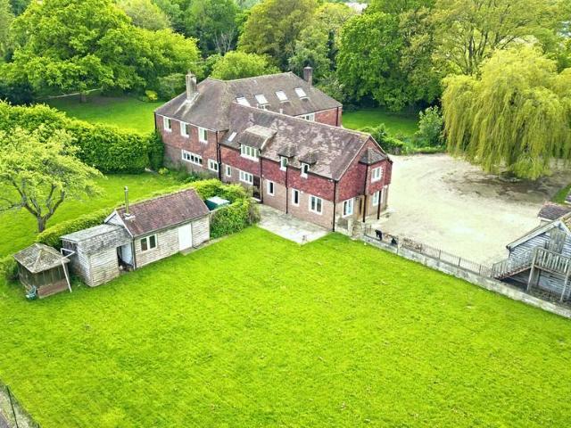 New Road, Billingshurst 8 bed detached house to rent £3,500 pcm £808 pw