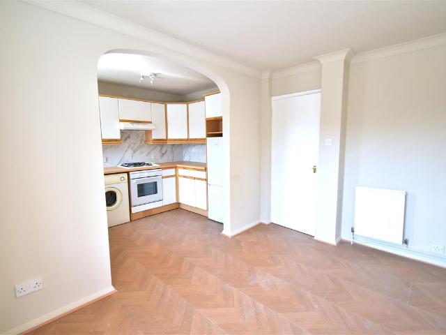 New Road, Bourne End SL8, 2 bed flat to rent, £1,300 pcm | PrimeLocation