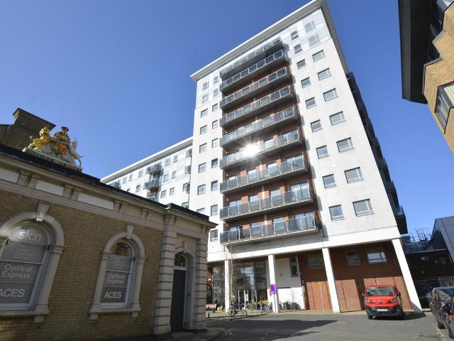 New Road, Brentwood CM14, 1 bed flat to rent, £1,350 pcm | PrimeLocation