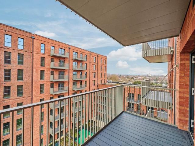 New Road, Dagenham, London, RM9 3 bed flat to rent £1,850 pcm £427 pw
