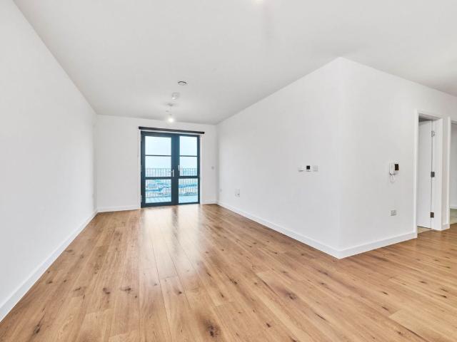 New Road, Dagenham RM9, 1 bed flat to rent, £1,375 pcm | PrimeLocation