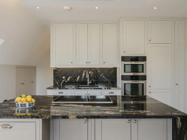 New Road, Esher, KT10 3 bed apartment to rent £6,000 pcm £1,385 pw