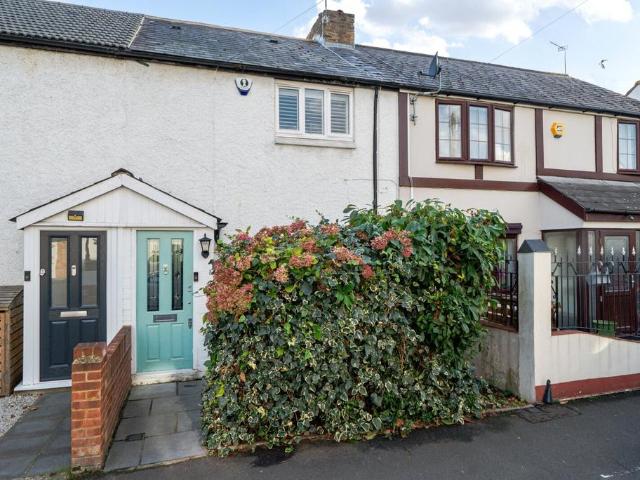 New Road, Hanworth, TW13 2 bed terraced house to rent £2,350 pcm £542 pw