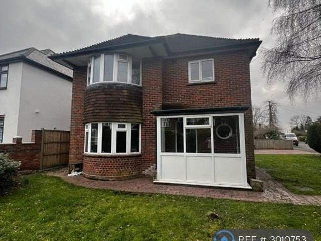 New Road, High Wycombe, HP12 3 bed detached house to rent £2,250 pcm £519 pw