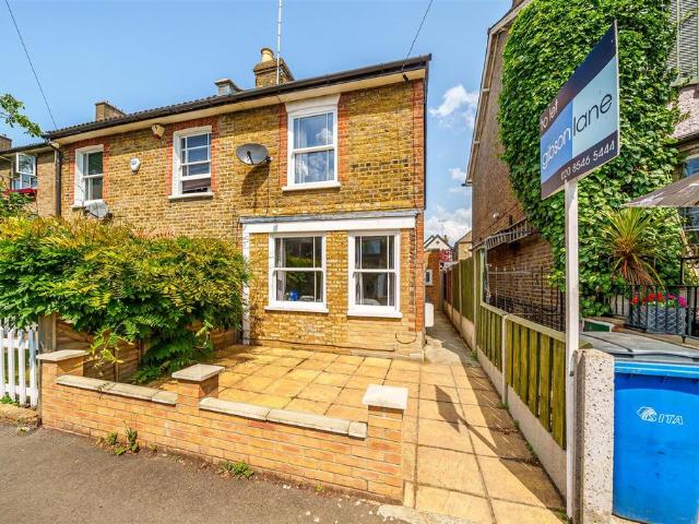 New Road, Kingston Upon Thames KT2 4 bed semi detached house to rent £3,500 pcm £808 pw