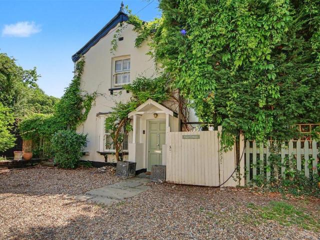 New Road, Letchmore Heath WD25 2 bed detached house to rent £2,000 pcm £462 pw