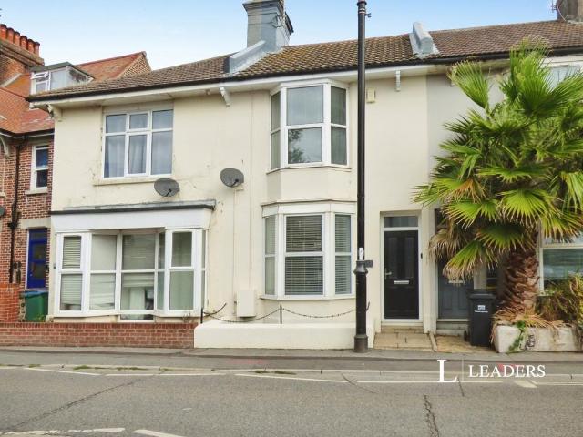 New Road, Littlehampton, West Sussex. 3 bed terraced house to rent £1,400 pcm £323 pw