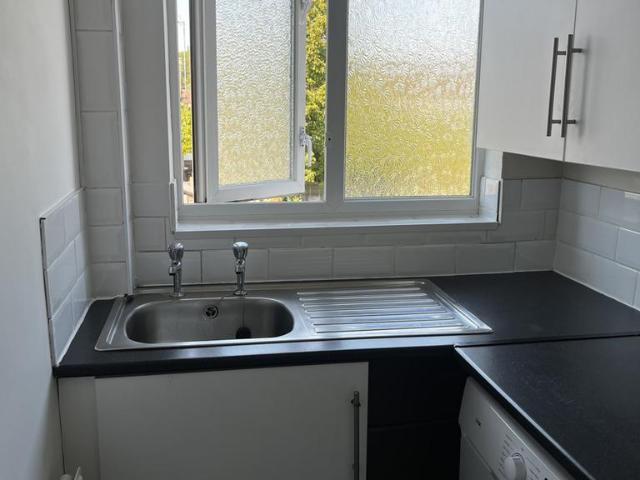 New Road, London, E4 9SY Studio to rent £850 pcm £196 pw