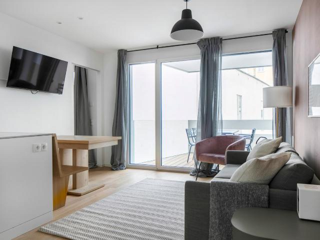 New Reno Innere Stadt 1BR w/ Balcony & Elevator, nr Metro, Vienna Amsterdam Apartments for Rent