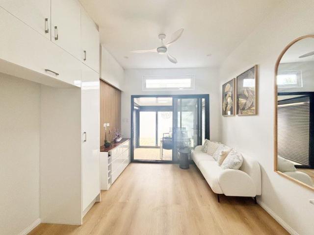 New Renovation 3 Bedroom House with Furniture | Walk to Metro