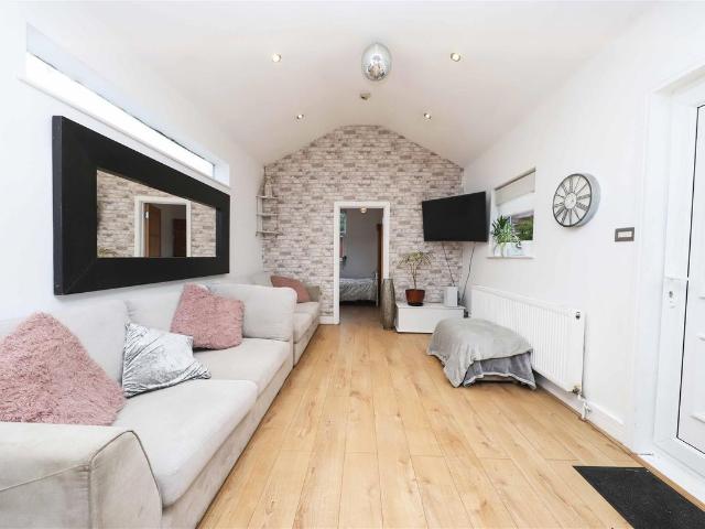 New Windsor Street, Uxbridge UB8, 1 bed maisonette to rent, £1,295 pcm | PrimeLocation