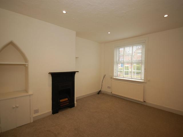 New Town, Uckfield TN22, 2 bed flat to rent, £1,000 pcm | PrimeLocation