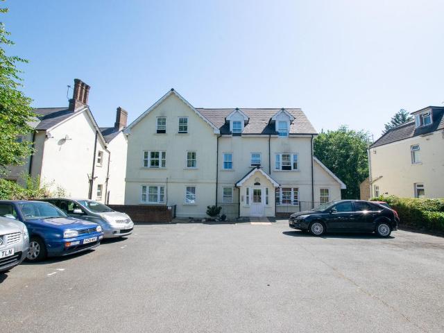 New Town, Uckfield TN22, 2 bed flat to rent, £1,150 pcm | PrimeLocation