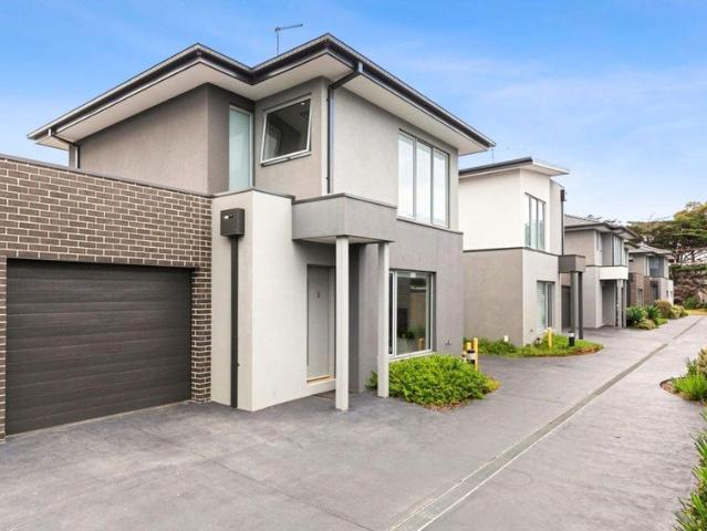 New Townhouse 200m from the Shore