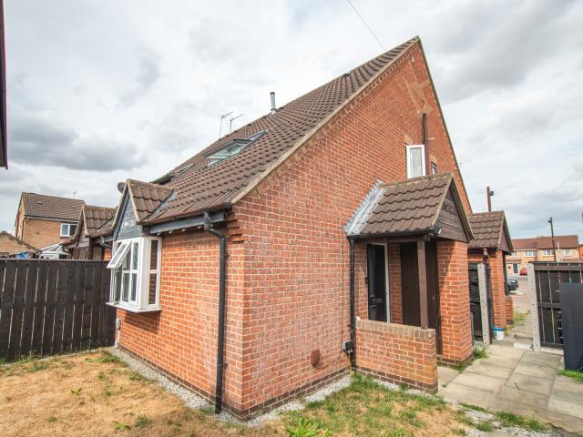 New to the market! This one bedroom Maisonette on Kingswood with allocated parking