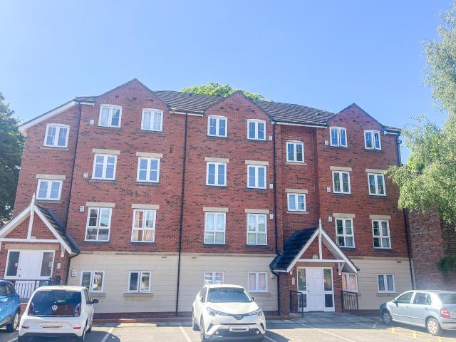 New to the market! This top floor two bed apartment of Park Avenue