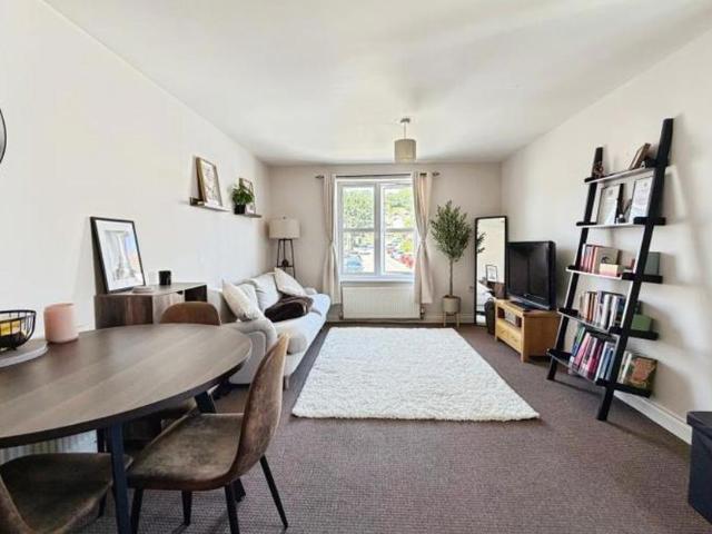 New to the market is this modern one bedroom apartment, ideally located on Portishead High Street. Offering an open plan kitchen/living area, contemporary bathroom, allocated parking and easy access to local shops, cafés and amenities