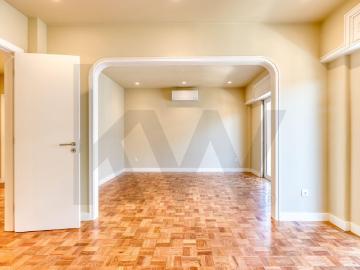 NEW: three bedroom refurbished flat with balconies and en suite bathroom