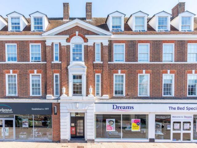 New Zealand Avenue, Walton On Thames 1 bed apartment to rent £1,200 pcm £277 pw