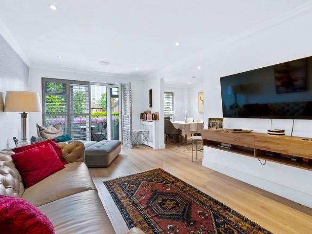 New Zealand Avenue, Walton on Thames. 3 bed apartment to rent £2,750 pcm £635 pw
