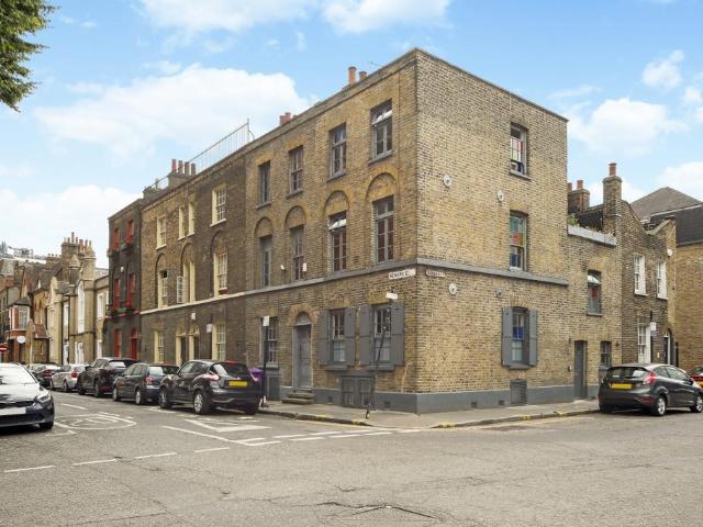 Newark Street London E1 4 bed end of terrace house to rent £5,300 pcm £1,223 pw