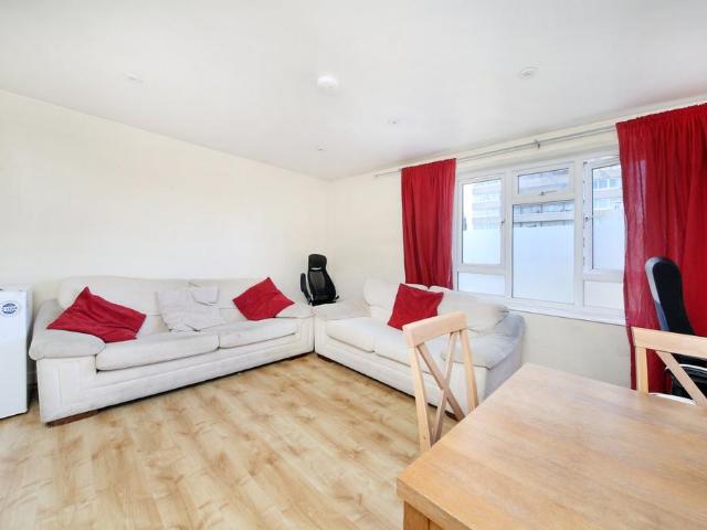 Newbridge Court, London SW17 3 bed flat to rent £2,700 pcm £623 pw