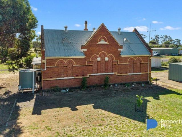 Newbridge School CC 1866 /Refurbished living area on 2.5 acres. Loddon River Precinct