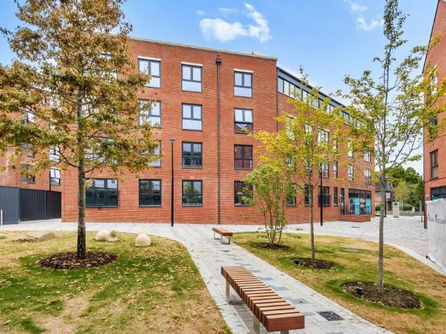 Newbury, Berkshire RG14, 2 bed flat to rent, £1,665 pcm | PrimeLocation