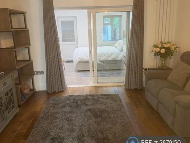 Newbury Close, Dartford, DA2 1 bed in a house share to rent £1,200 pcm £277 pw