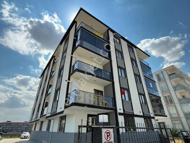 Newcıty Emlaktan Balkonlu Ara Kat Satılık 1+1 Daire